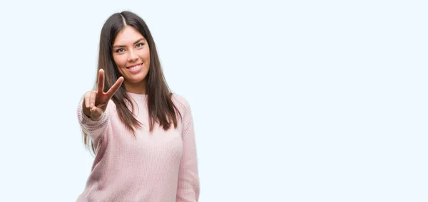 Jovem Mulher Hispânica Bonita Vestindo Uma Camisola Sorrindo Olhando Para — Fotografia de Stock