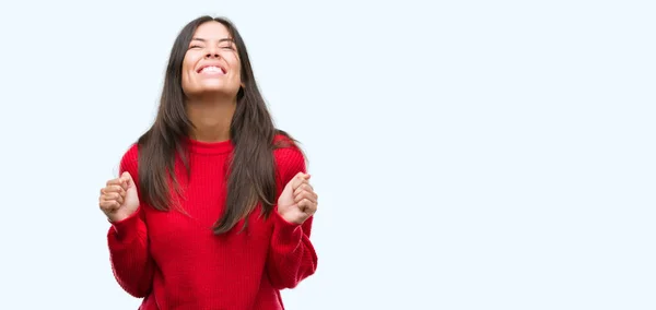 Junge Schöne Hispanische Tragen Roten Pullover Begeistert Für Den Erfolg — Stockfoto