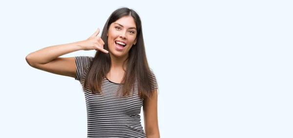 Jonge Mooie Spaanse Vrouw Die Lacht Doen Telefoon Gebaar Met — Stockfoto