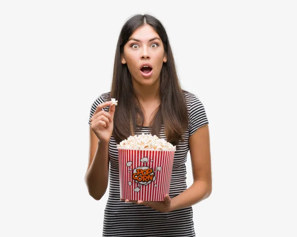 Young Beautiful Hispanic Eating Popcorn Scared Shock Surprise Face Afraid — Stock Photo, Image