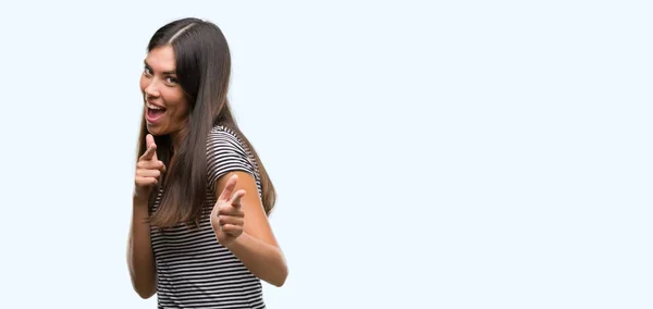 Giovane Bella Donna Ispanica Puntando Dito Verso Fotocamera Con Viso — Foto Stock