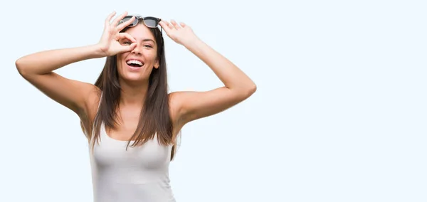 Joven Hermosa Hispana Usando Gafas Sol Haciendo Buen Gesto Con — Foto de Stock