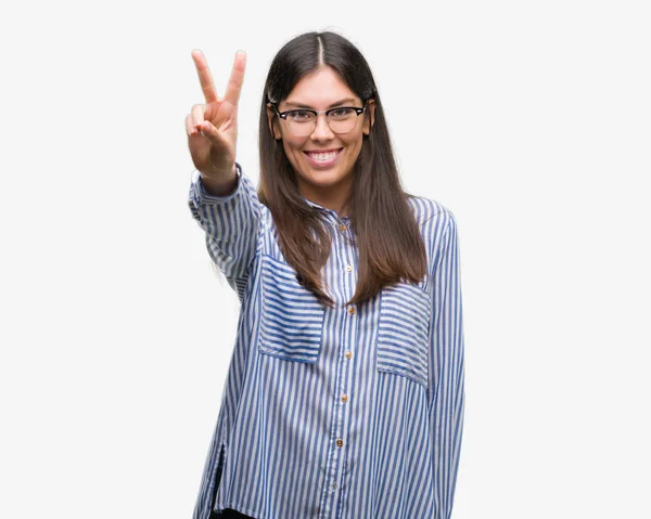 勝利のサインをやって指を表示するカメラを探して笑顔若い美しいヒスパニック ビジネス女性 — ストック写真