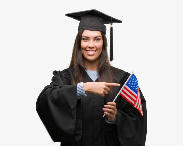 Mujer Hispana Joven Vistiendo Uniforme Graduado Sosteniendo Bandera América Muy —  Fotos de Stock
