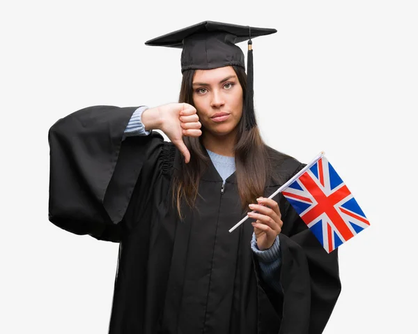 Jovem Hispânica Vestindo Uniforme Graduado Segurando Bandeira Reino Unido Com — Fotografia de Stock