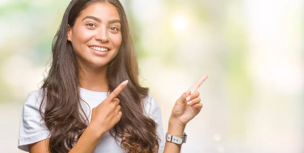 Joven Mujer Árabe Hermosa Sobre Fondo Aislado Sonriendo Mirando Cámara —  Fotos de Stock