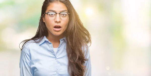 Fiatal Gyönyörű Arab Szemüveg Elszigetelt Háttér Félek Megdöbbentem Kifejezés Meglepetés — Stock Fotó