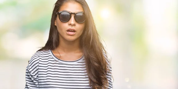 Junge Schöne Arabische Frau Mit Sonnenbrille Über Isoliertem Hintergrund Ängstlich — Stockfoto