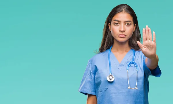 Mladí Arabové Lékař Chirurg Žena Izolované Pozadí Dělá Stop Zpívat — Stock fotografie