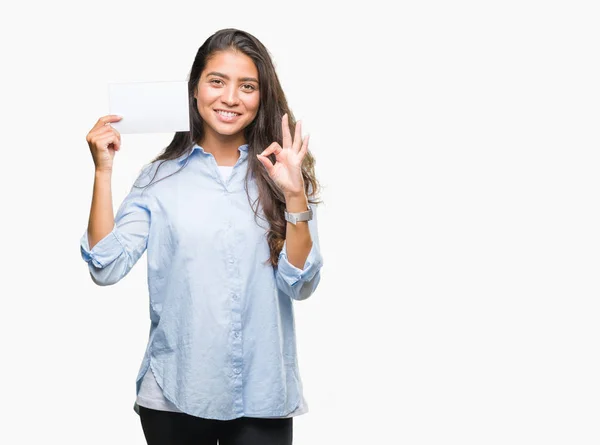 Mujer Árabe Joven Sosteniendo Tarjeta Blanco Sobre Fondo Aislado Haciendo —  Fotos de Stock