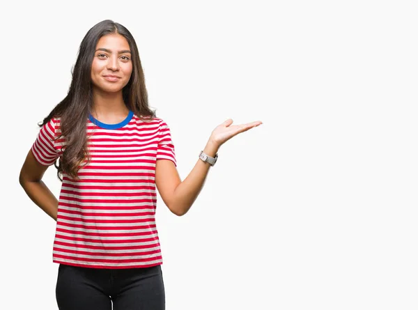 Joven Mujer Árabe Hermosa Sobre Fondo Aislado Sonriente Alegre Presentando — Foto de Stock