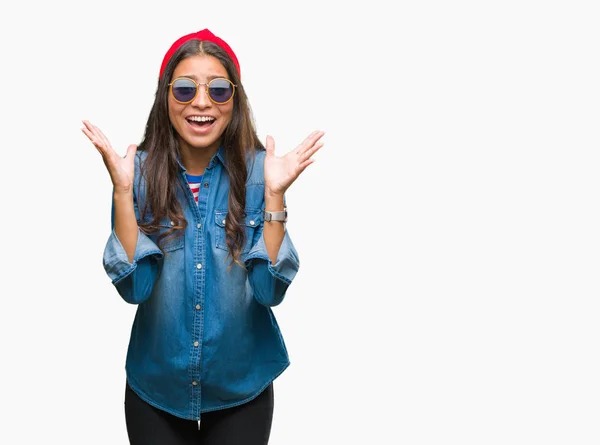 Joven Mujer Árabe Hermosa Con Gafas Sol Sobre Fondo Aislado — Foto de Stock