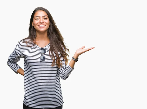 Jonge Mooie Arabische Vrouw Dragen Van Een Zonnebril Geïsoleerde Achtergrond — Stockfoto