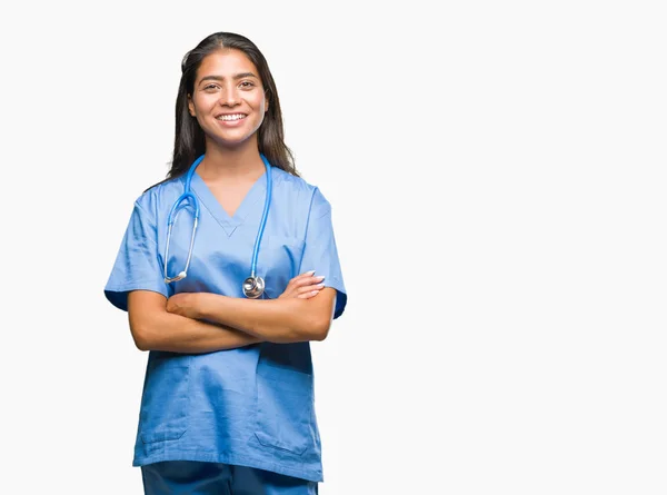 Junge Arabische Ärztin Über Isoliertem Hintergrund Glücklich Lächelnd Mit Verschränkten — Stockfoto