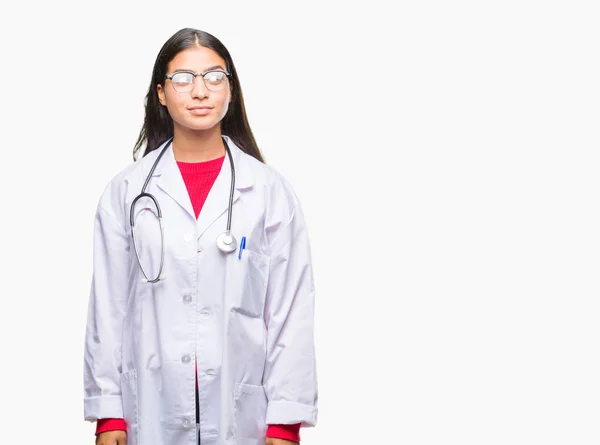 笑って見ている側と見つめて離れて思考孤立の背景に若いアラブ医師女性 — ストック写真