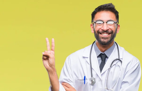 Hombre Médico Hispano Adulto Sobre Fondo Aislado Sonriendo Con Cara — Foto de Stock