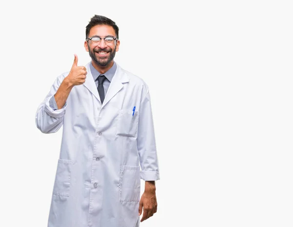 Científico Hispano Adulto Hombre Doctor Usando Una Bata Blanca Sobre — Foto de Stock