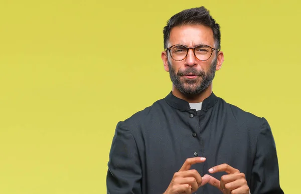 Erwachsene Hispanische Katholische Priester Mann Über Isolierten Hintergrund Angewiderte Miene — Stockfoto