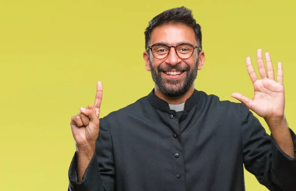 Hombre Sacerdote Católico Hispano Adulto Sobre Fondo Aislado Mostrando Señalando —  Fotos de Stock