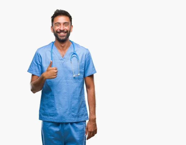 Hispánský Lékař Nebo Lékař Muže Izolované Pozadí Dělá Šťastné Palec — Stock fotografie