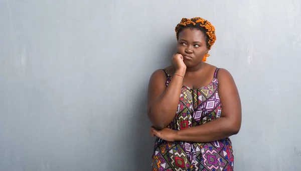 Jeune Femme Afro Américaine Sur Mur Gris Grunge Portant Des — Photo