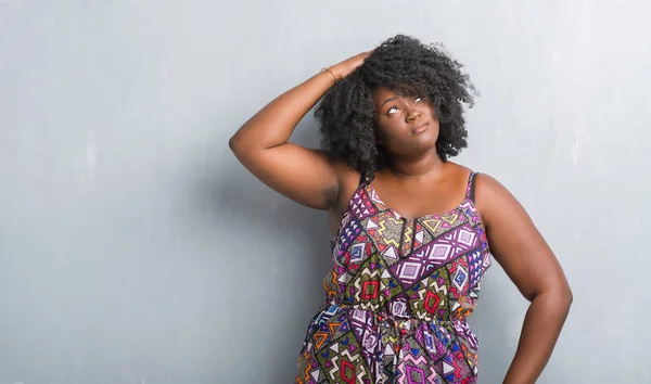 Mujer Afroamericana Joven Sobre Pared Grunge Gris Con Vestido Colorido —  Fotos de Stock