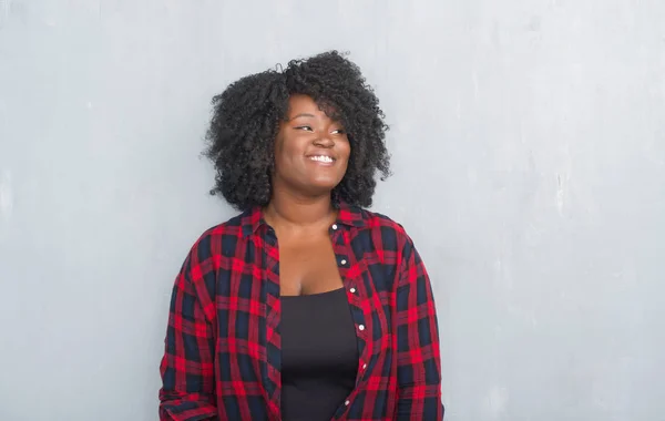 Joven Mujer Hipster Afroamericana Sobre Pared Grunge Gris Mirando Hacia —  Fotos de Stock