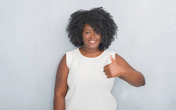 Jovem Mulher Afro Americana Sobre Parede Grunge Cinza Fazendo Polegares — Fotografia de Stock