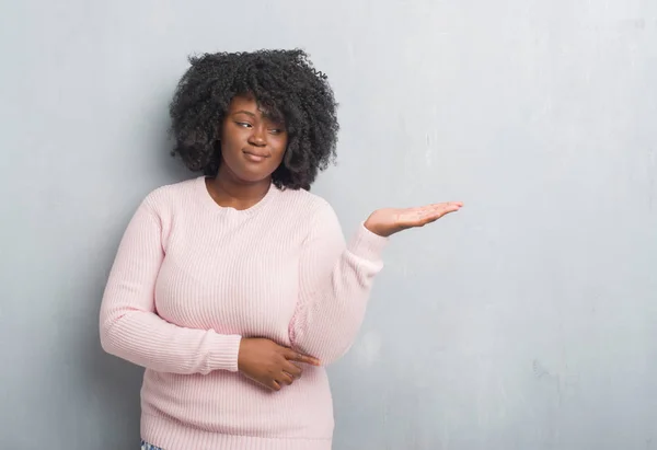 Jovem Afro Americana Size Mulher Sobre Parede Grunge Cinza Usando — Fotografia de Stock