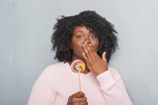 Jonge African American Vrouw Grijs Grunge Muur Eten Lollipop Snoep — Stockfoto