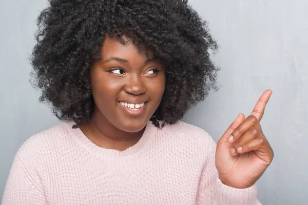 Jovem Afro Americana Size Mulher Sobre Parede Grunge Cinza Usando — Fotografia de Stock