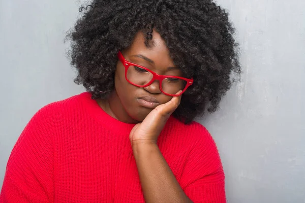 Jeune Afro Américaine Taille Femme Sur Mur Gris Grunge Portant — Photo