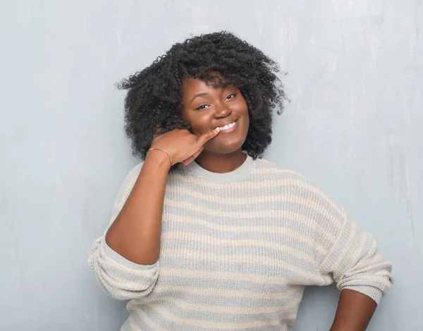 Joven Afroamericano Más Tamaño Mujer Sobre Gris Grunge Pared Usando —  Fotos de Stock