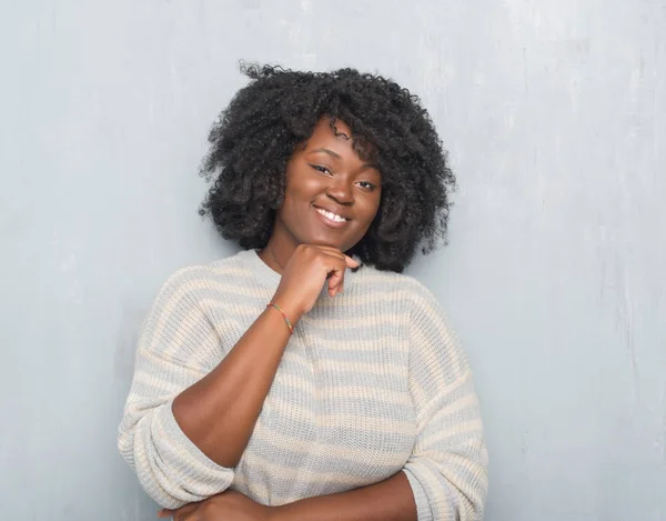Молодой Африканский Американец Плюс Женщина Размером Серую Гранж Стену Свитере — стоковое фото