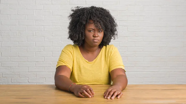 Jovem Afro Americana Sentada Mesa Casa Cética Nervosa Franzindo Testa — Fotografia de Stock