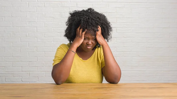 Unga Afroamerikanska Kvinnan Sitter Bordet Vid Hem Lider Huvudvärk Desperat — Stockfoto