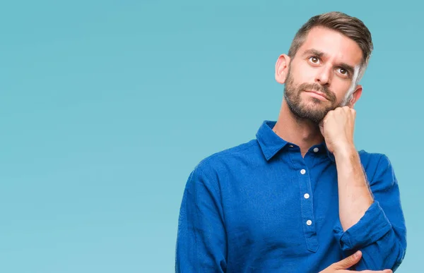 Joven Hombre Guapo Sobre Fondo Aislado Con Mano Barbilla Pensando —  Fotos de Stock