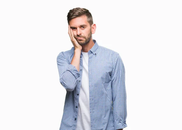 穿白色 T恤衫的年轻英俊的男子在孤立的背景下思考看累了 厌倦了与交叉手臂抑郁症问题 — 图库照片