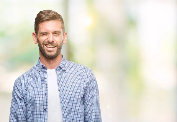 Joven Hombre Guapo Con Camiseta Blanca Sobre Fondo Aislado Guiño —  Fotos de Stock