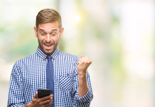 Genç atlatmışsınız adam manifatura gurur çığlık ve zafer ve başarı çok heyecanlı, duygu tezahürat kutluyor izole arka plan üzerinde Smartphone kullanarak ileti gönderme