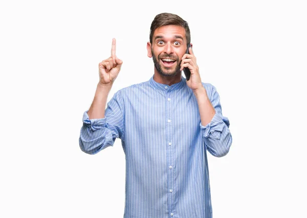 Joven Hombre Guapo Hablando Por Teléfono Sobre Fondo Aislado Sorprendido — Foto de Stock