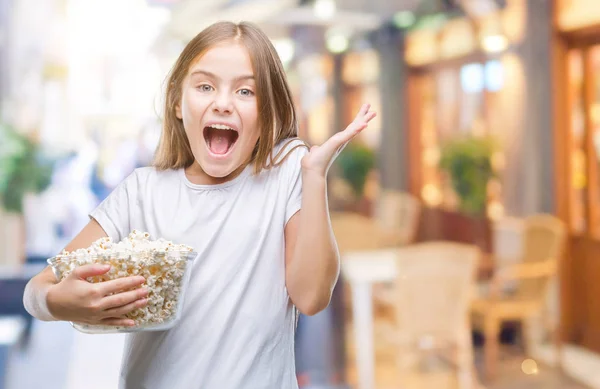 Menina Bonita Nova Comer Pipoca Lanche Isolado Fundo Muito Feliz — Fotografia de Stock