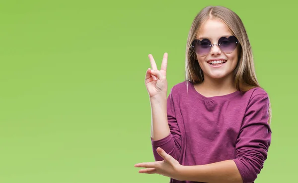 Joven Chica Hermosa Con Gafas Sol Sobre Fondo Aislado Sonriendo —  Fotos de Stock