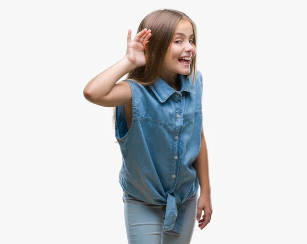 噂やゴシップに審理をリスニングの耳に手を浮かべて孤立の背景の上の美しい少女 難聴の概念 — ストック写真
