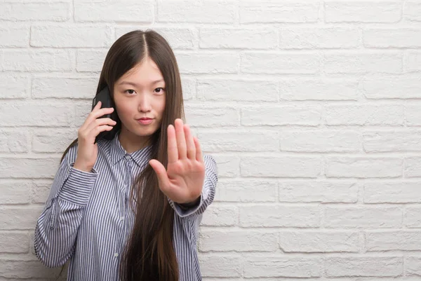 Junge Chinesin Über Ziegelmauer Telefoniert Mit Offener Hand Und Macht — Stockfoto