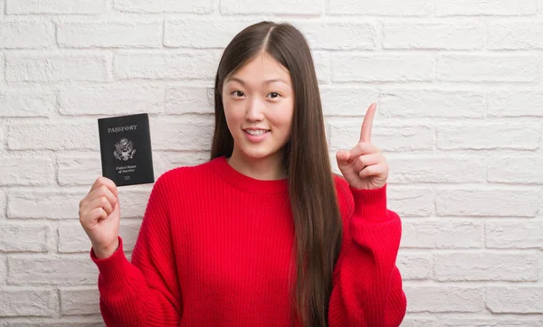 Joven Mujer China Sobre Pared Ladrillo Que Sostiene Pasaporte América —  Fotos de Stock