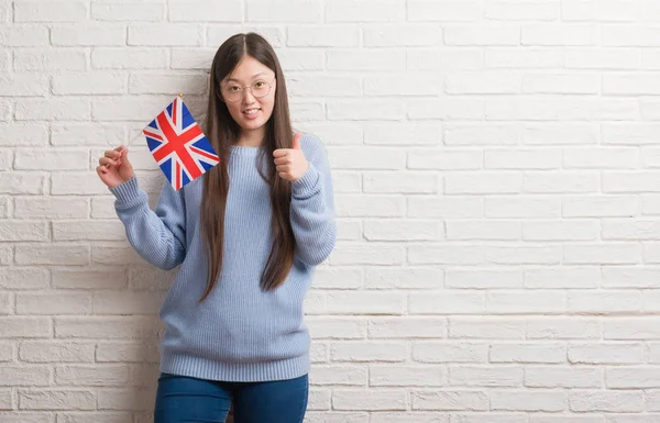 Young Chinese Woman Brick Wall Holding Flag England Happy Big — Stock Photo, Image