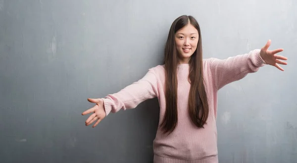 Jonge Chinese Vrouw Grijs Muur Kijken Naar Camera Glimlachen Met — Stockfoto