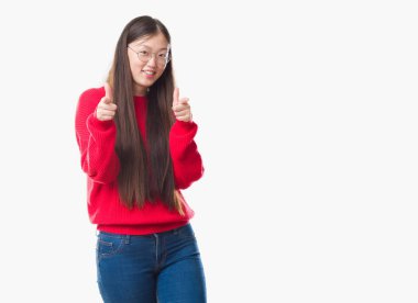 İzole arka plan fotoğraf makinesi ile mutlu ve komik yüz için parmakları işaret gözlüklü Genç Çinli kadın. İyi enerji ve vibes.