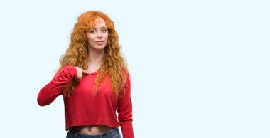 Sürpriz yüz işaret parmağı kendine genç Kızıl saçlı kadın